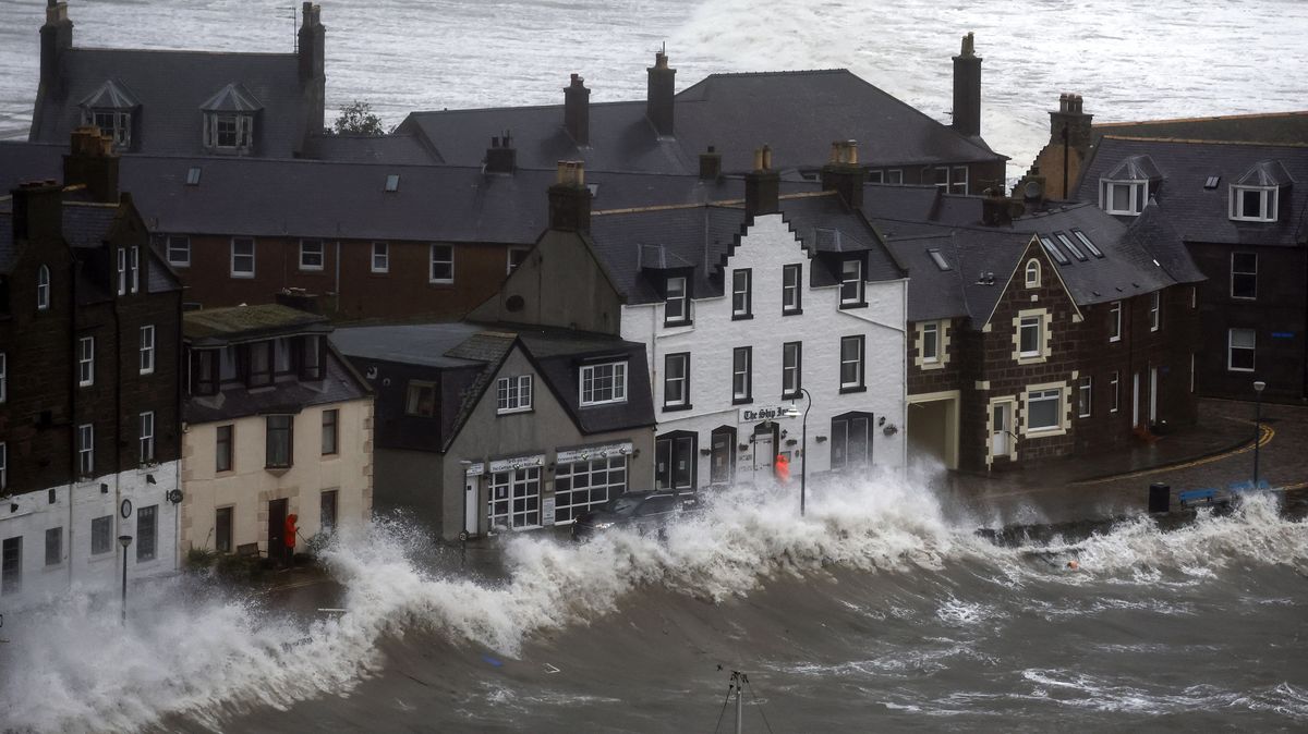 Video: Bouře Babet způsobila záplavy ve Skotsku a Irsku